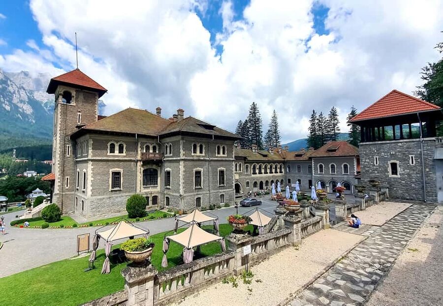 1-Day Minivan Tour 3 Castles: Peles, Wednesday & Dracula’s - Guide quality and the shape of the experience