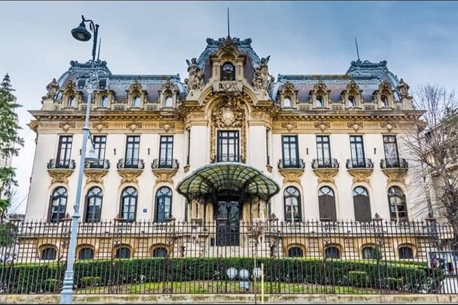 4h Bucharest Panoramic Tour by Car with stops - Revolution Square: allow the extra 40 minutes
