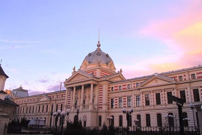 Bucarest à vélo - House of the Free Press and communist architecture