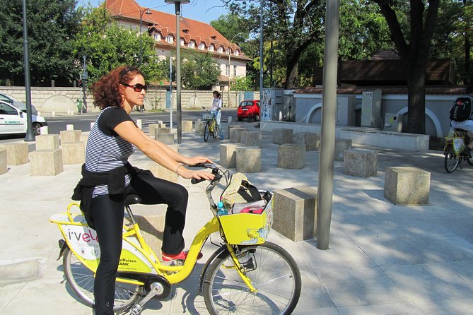 Bucarest à vélo - Piața Revoluției and the end of communism