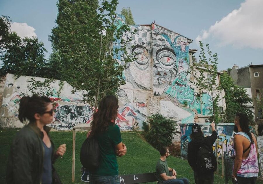 Bucharest Alternative Walking Tour - Piata Romana starts with a hot snack