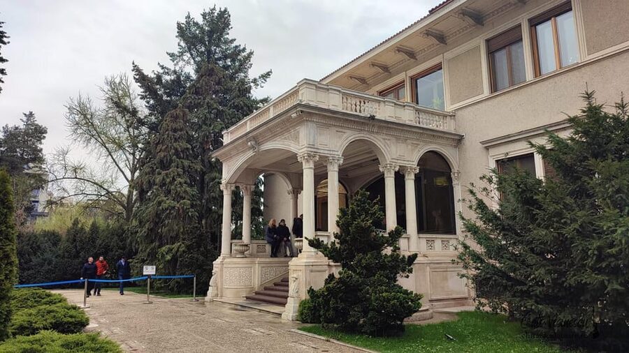 Bucharest city tour by car - The Romanian Athenaeum and Victoria Avenue