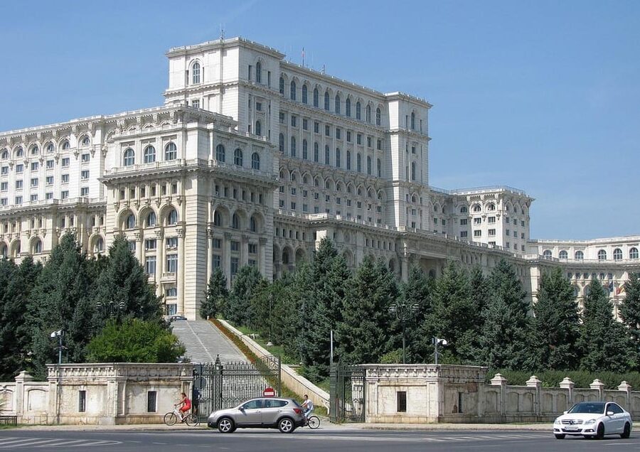 Bucharest city tour by car - The Arch of Triumph and Herastrau Park