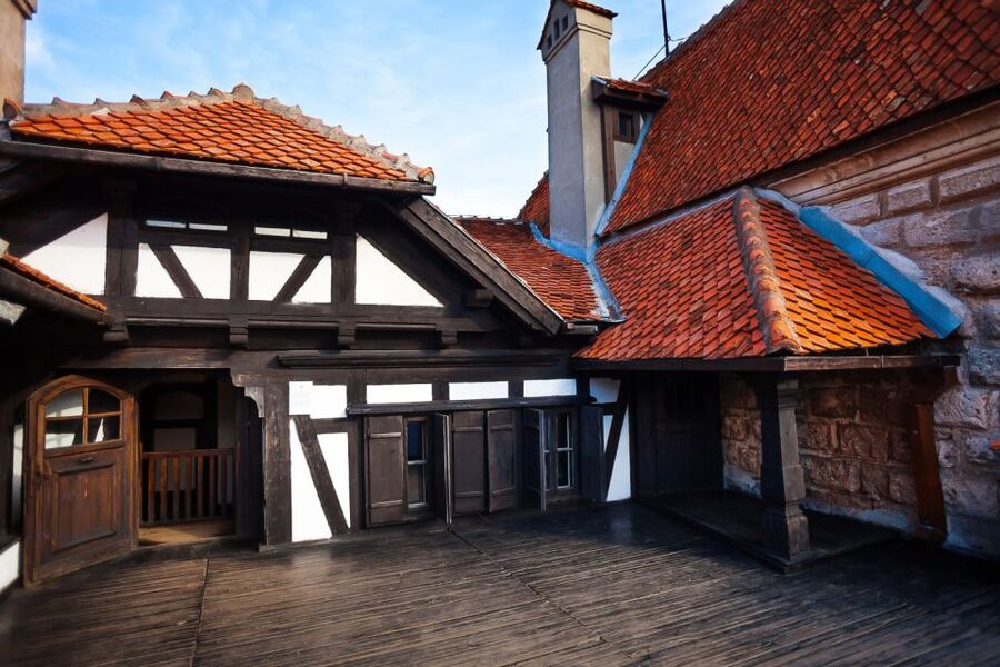 Bucharest: Day Trip to Dracula Castle, Peles Castle & Brașov - Three famous stops from one Bucharest day