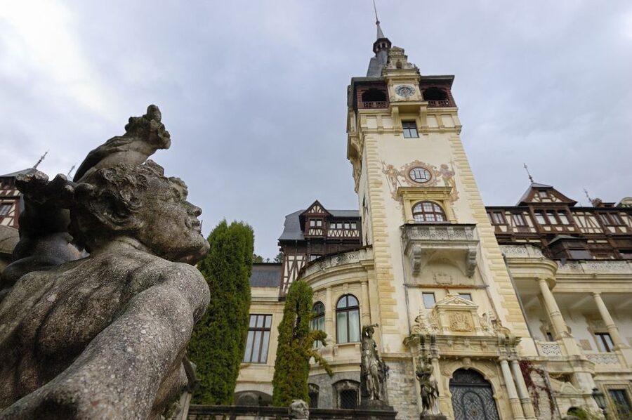 Bucharest: Dracula Castle, Peles Castle & Brasov Old Town - Brașov Old Town, a useful middle stop