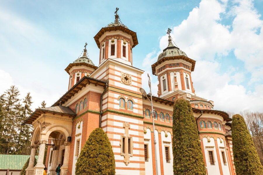Bucharest: Dracula's Castle, Peleș Castle & Brașov Day Trip - Bran Castle and the Dracula question