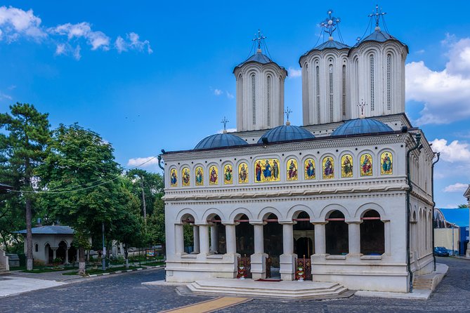 Bucharest Must See Walking Tour - A pastry break at Universitate