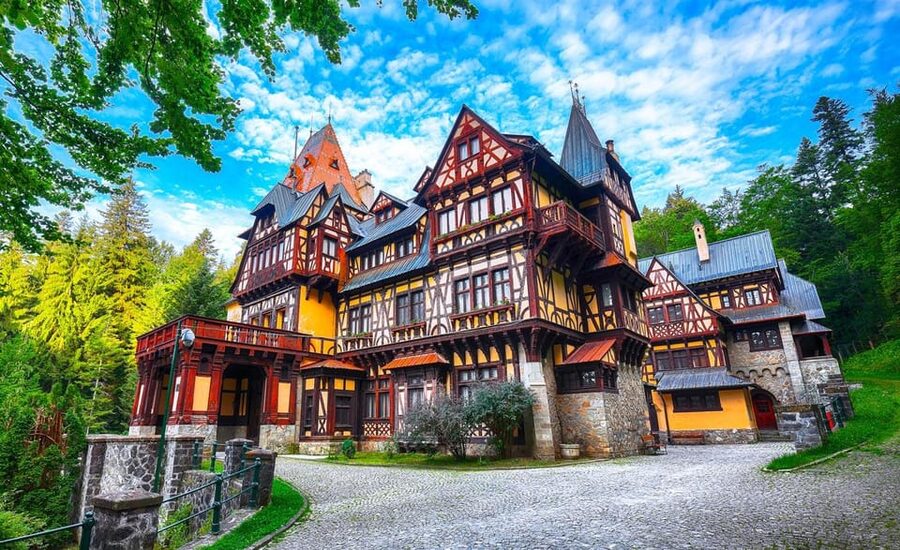 Bucharest: Peles Castle, Bran Castle, & Brasov Old Town Tour - Peleș Castle in Sinaia: Romania’s royal showpiece