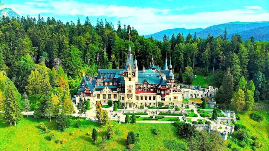 Bucharest: Peles Castle, Bran Castle, & Brasov Old Town Tour - Bran Castle and the Dracula question