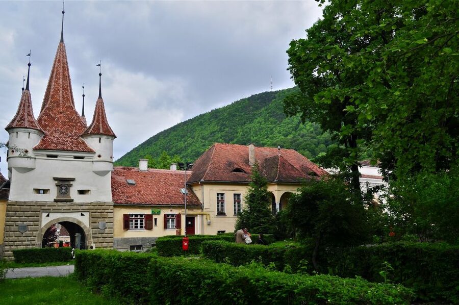 Bucharest: Peles Castle, Dracula's Castle and Brasov Tour - Brașov: the most enjoyable walk
