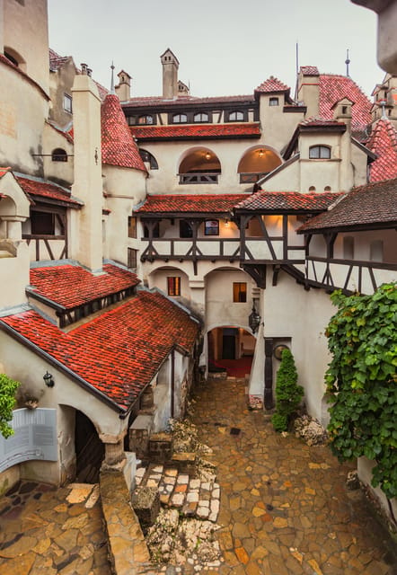 Bucharest: Peles & Dracula's Castle and Brasov Full-Day Trip - Brașov on foot, with time that matters