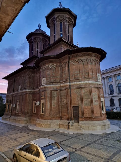 Bucharest: private and exclusive Italian walking tour - Walking Calea Victoriei for 15 minutes