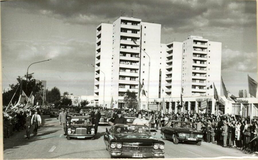 Bucharest: Private Last Days of Ceausescu Tour in a Dacia - How the guide shapes the experience