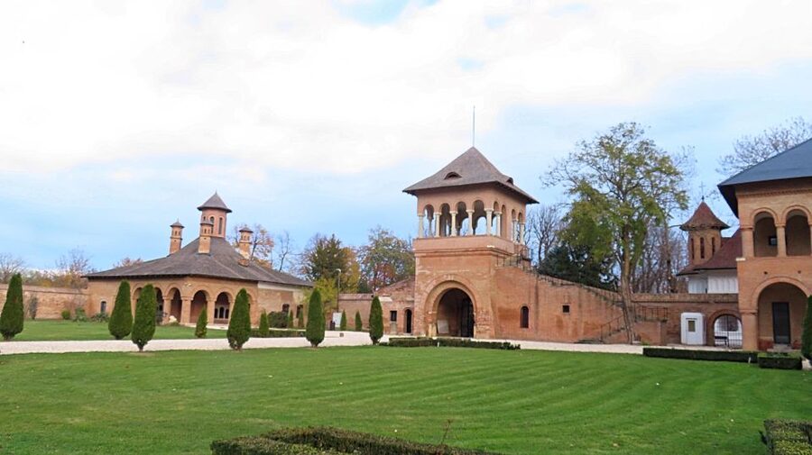Bucharest Sightseeing Tour - The return through Victoria Boulevard and Aviatorilor