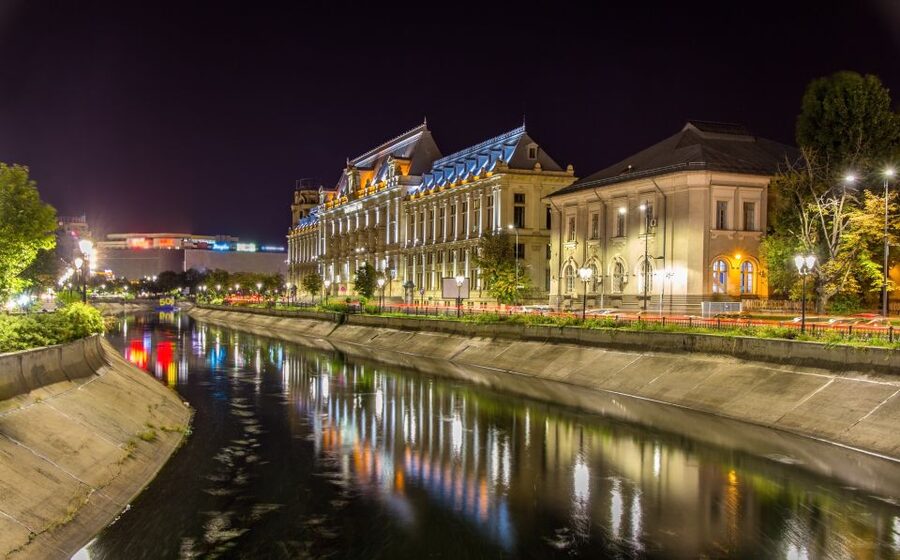 Bucharest: The Italian emigration in Romania - Palace of Justice beside the Dambovita