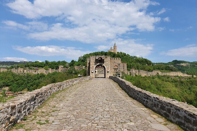 Bulgaria Day Trip: Basarabovo Monastery, Tsarevets & Arbanasi - Tsarevets and two hours in Veliko Tarnovo