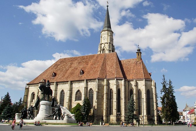 Cluj - walking city tour - Starting among Cluj’s oldest buildings in Museum Square