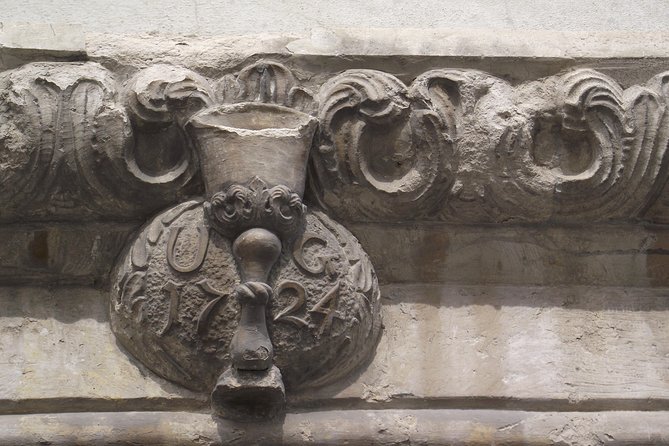 Cluj - walking city tour - The Reformed Church and its unusual collection of coats of arms