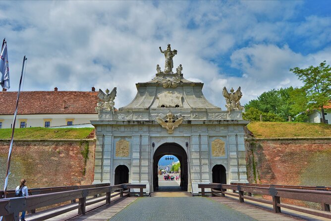 Exclusive Tour: Corvin Castle, Alba Iulia and traditional villages from Sibiu - What the guide adds to the day