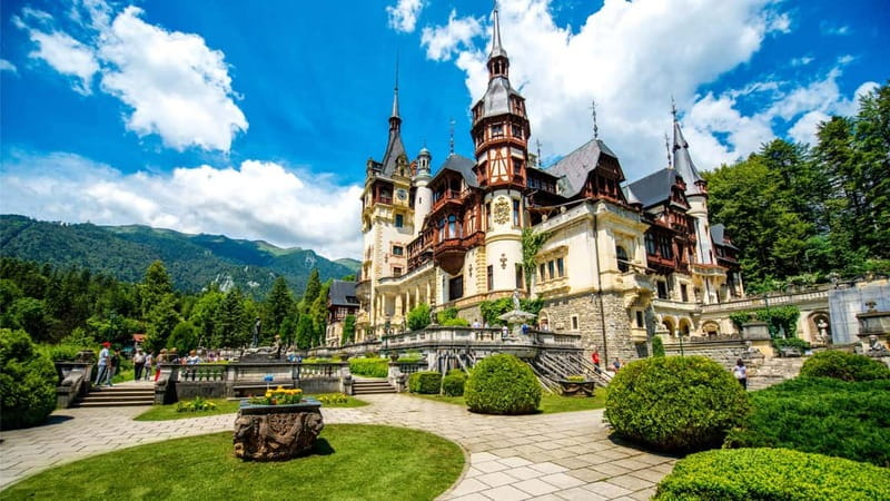 From Bucharest: Dracula's castle, Peles Castle and Brasov - The long ride north from University Square