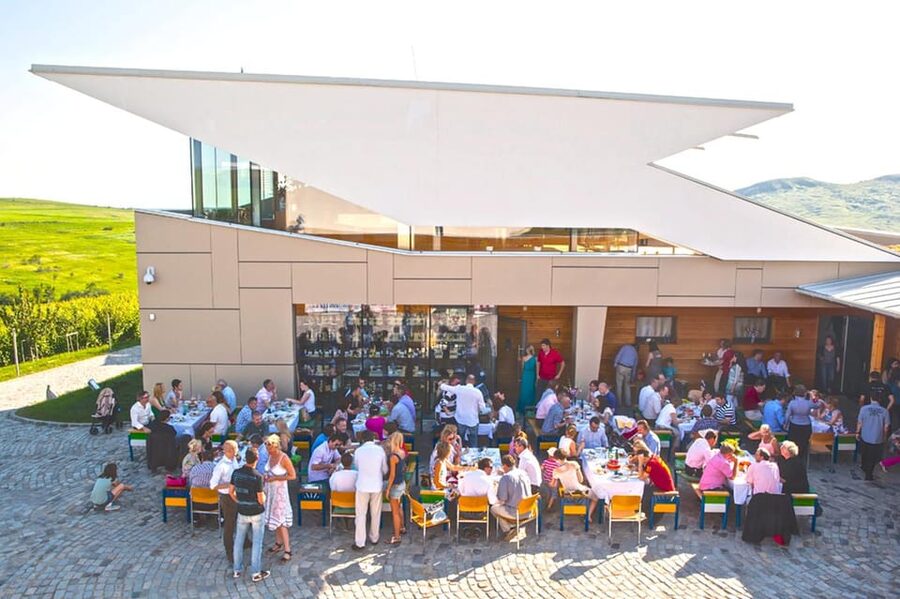 From Bucharest: Exclusive Dealu Mare Wine Tasting Tour - A short lunch break, with lunch paid separately