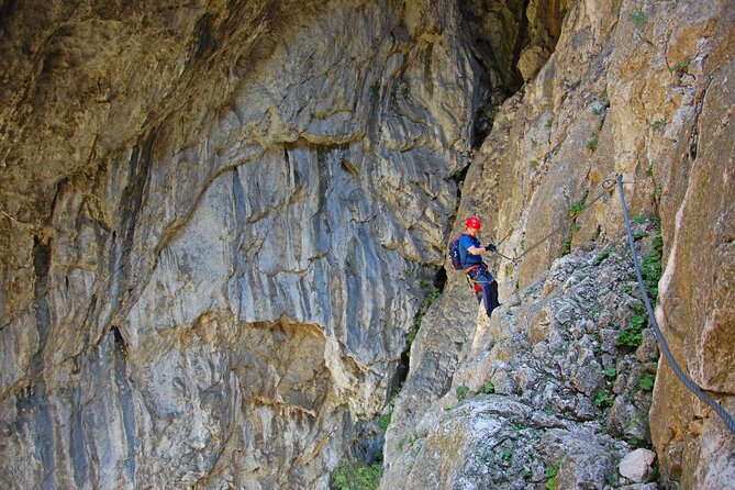 Private Hiking OR Climbing Experience in beaufitul gorges - The fortified cave adds a small historical pause