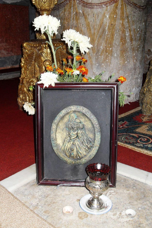 Private Tour from Bucharest to Dracula's tomb and Mogosoaia - Guides can make or break this particular outing