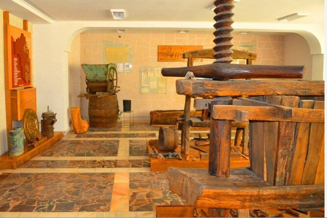 Private Wine Tasting in Cellar and the Winemaking process - Why this wine day works from Bucharest