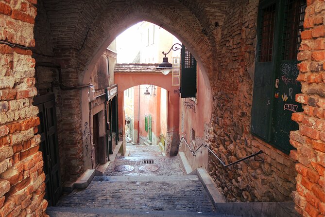 Sibiu Old Town Exploration Game and Self-Guided Tour - The app experience: helpful structure, imperfect clues