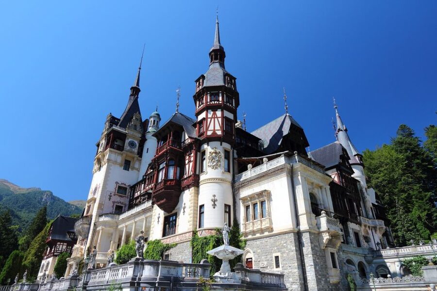 Sinaia: Peleș Castle Tour with An Expert Guide - The ground floor starts with a royal welcome