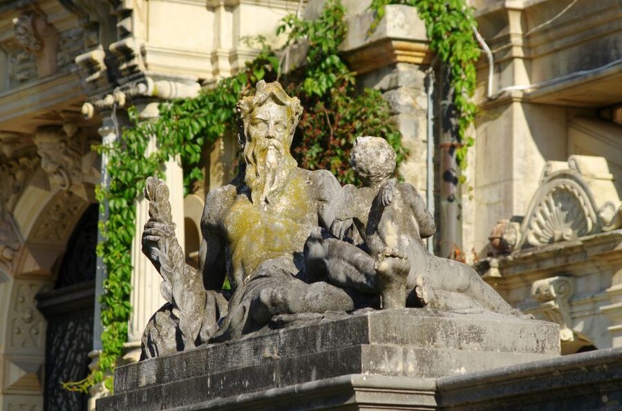 Sinaia: Peleș Castle Tour with An Expert Guide - The first floor opens the royal apartments