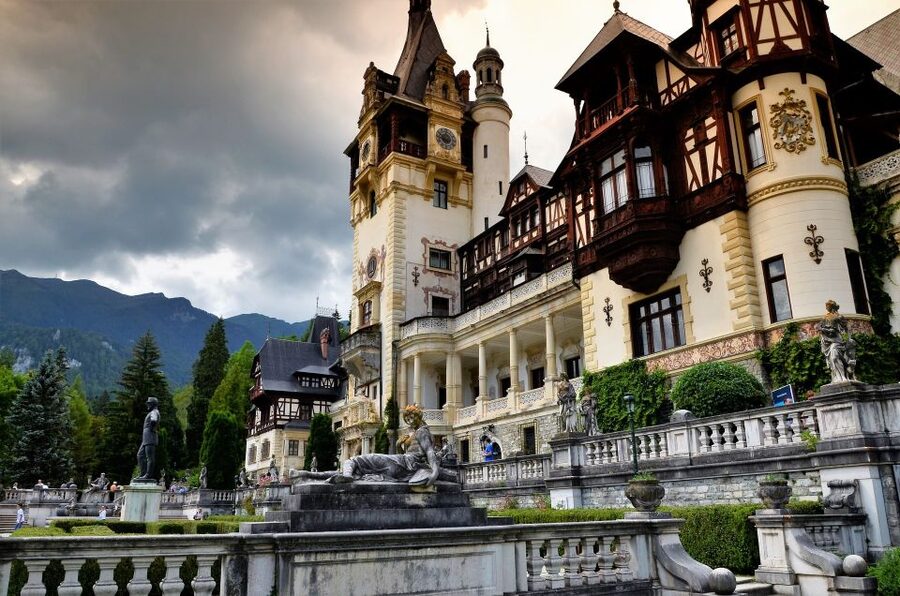 Sinaia: Peleș Castle Tour with An Expert Guide - Meeting at the fountain outside the castle