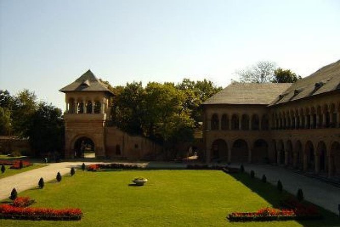 Small Group Tour to Mogosoaia Palace and Snagov Monastery - Mogosoaia Palace and the Brancovenesc style